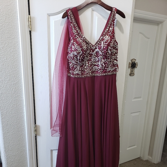 Prom dress - Picture 2 of 3